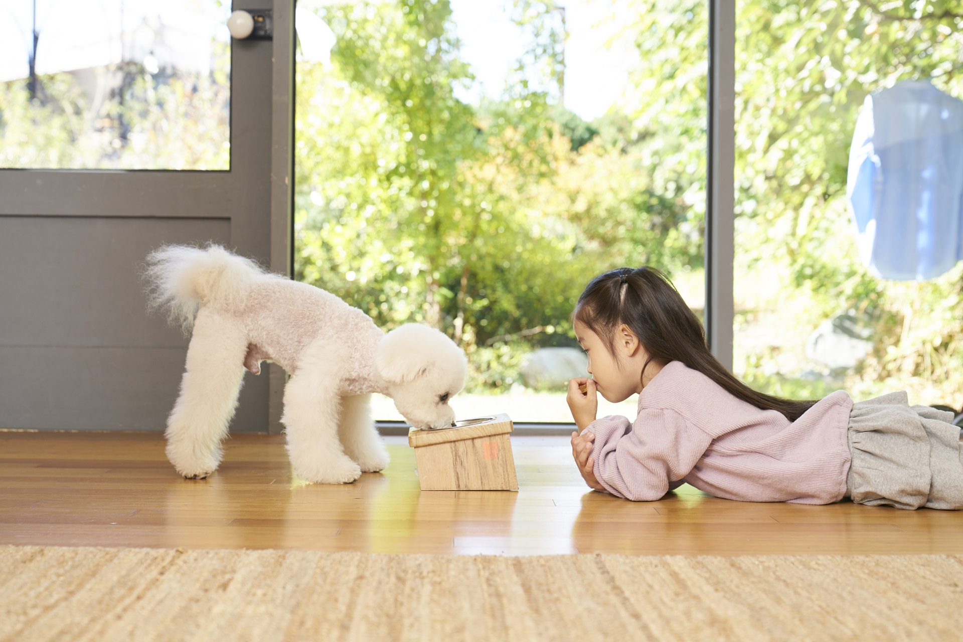 床にくつろぐ子どもと犬