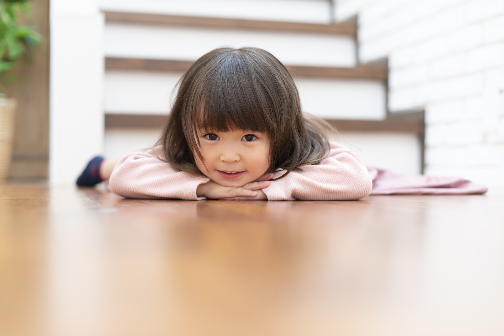 床に寝転ぶ子ども