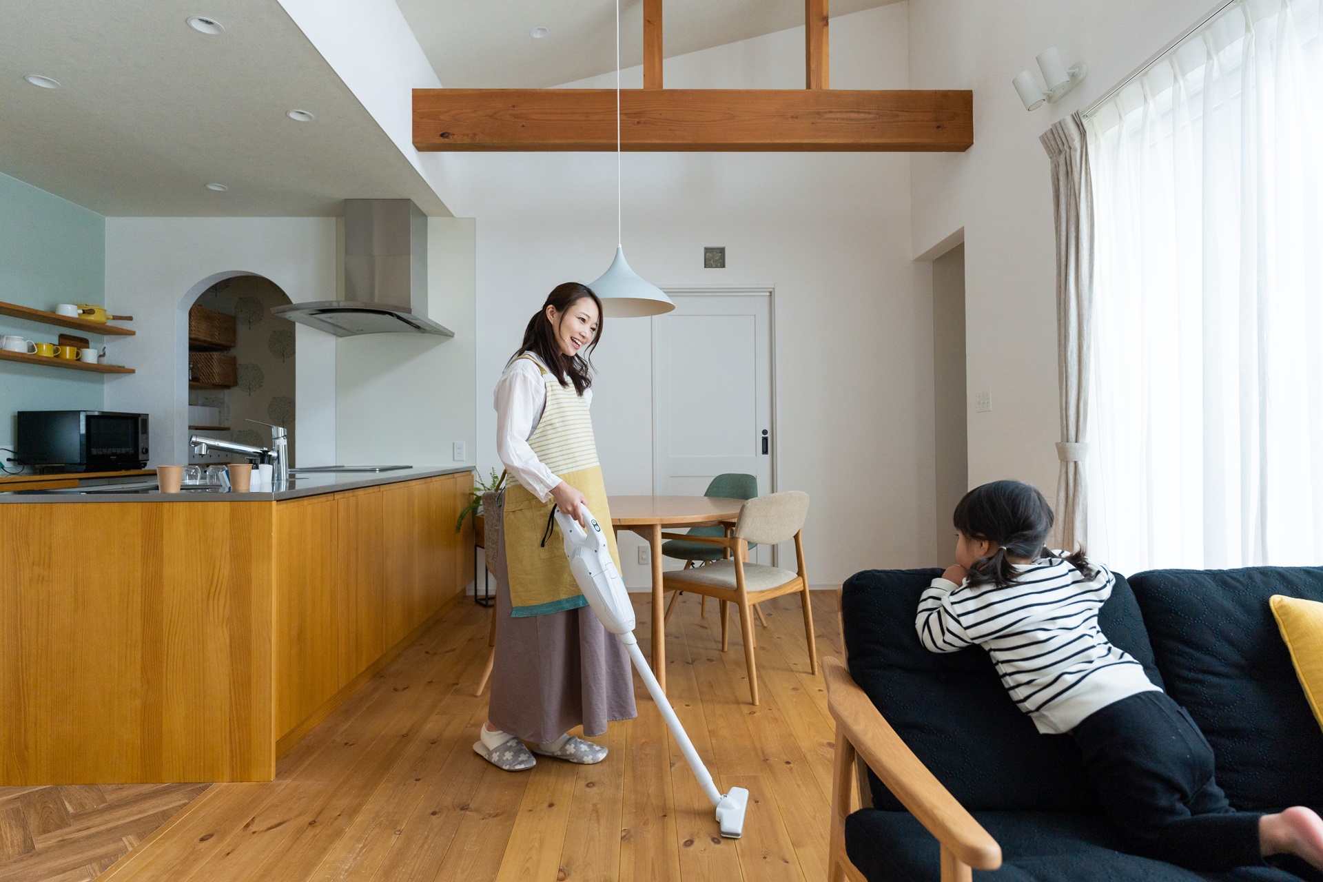 掃除機をかける女性と子ども